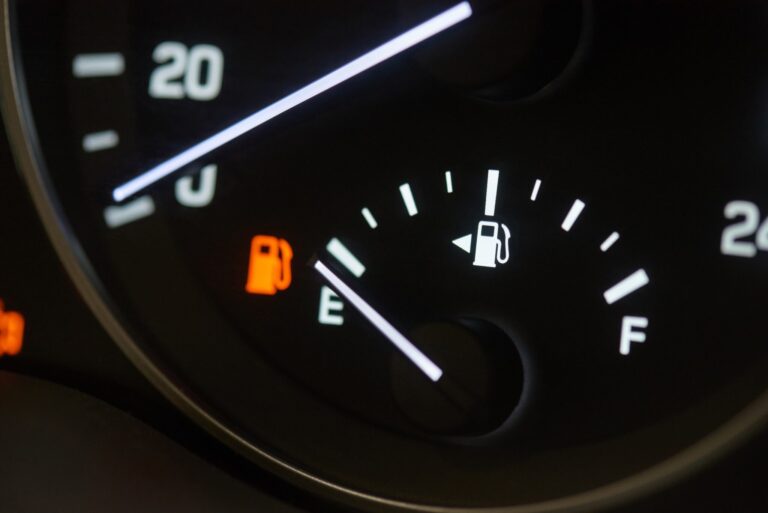 ¿Por qué no debes dejar el coche en reserva?